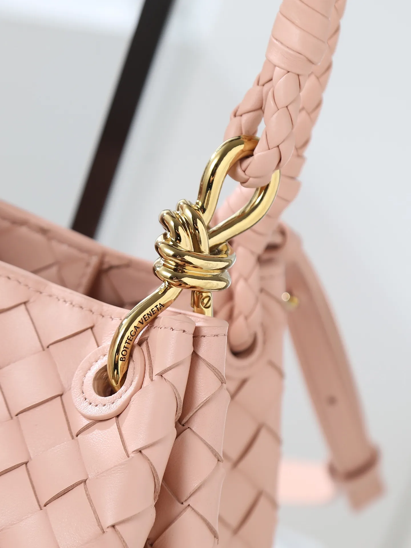 1250. Home B has a new product! Andiamo combines archive parachute handbags to inherit retro elements and integrate modern trends. The same style as Shu Qi's Night in Beijing. It is a continuation of the classic bag. It has three functions: hand carry, shoulder and cross-body. It is embellished with metal brass knot buckles. It is small and has an amazing capacity. It can easily hold all kinds of daily necessities with a box, sunglasses, small bottle, water powder, charger, and the upper body is versatile. Style number: 796569 Size: 21*17*16.5cm